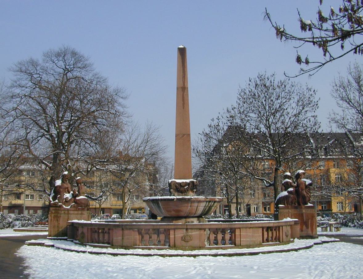Obeliskbrunnen, Kurfürstenplatz